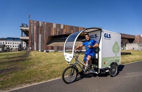 GLS Zusteller mit Lastenrad zeigt Daumen hoch