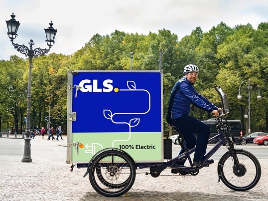 GLS Mitarbeiter auf einem GLS Auslieferungs Fahrrad