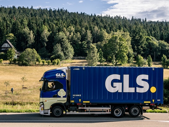 Ein GLS-Paket mit einem GLS-Zustellschein, der im GLS-PaketShop-Technologie-System elektronisch erfasst wird.